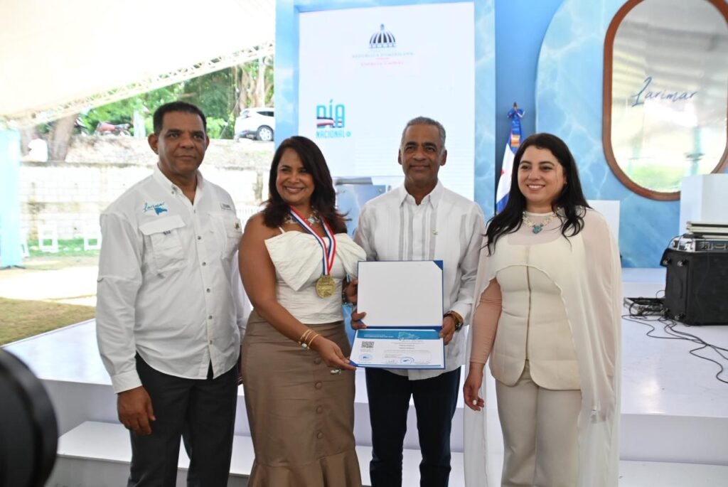 Joel Santos 2 Destacan exportación de 291,340 libras de larimar este año; celebran su Día Nacional