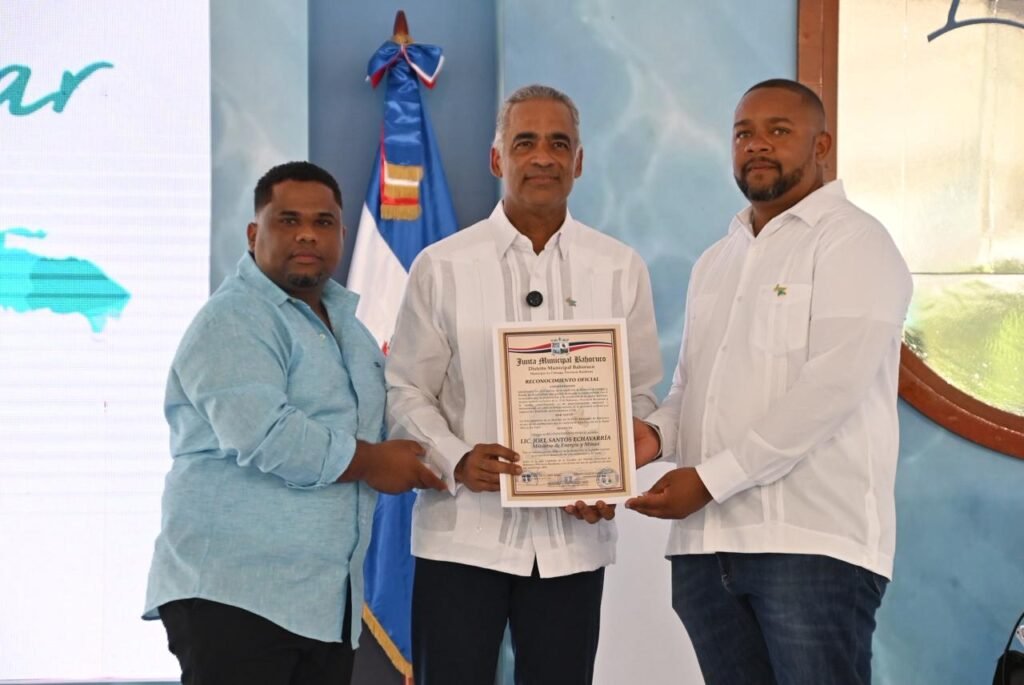 Joel Santos 5 Destacan exportación de 291,340 libras de larimar este año; celebran su Día Nacional