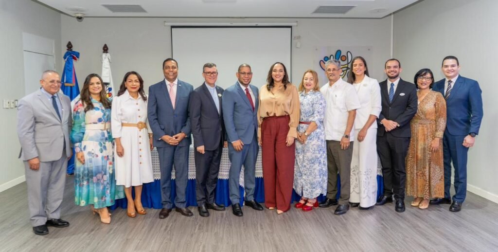 CAID nombra al doctor José Fernando Benoit Peña como nuevo director nacional 3 Jorge William Hernandez y Jose Fernando Benoit Pena junto a personalidades CAID nombra al doctor José Fernando Benoit Peña como nuevo director nacional