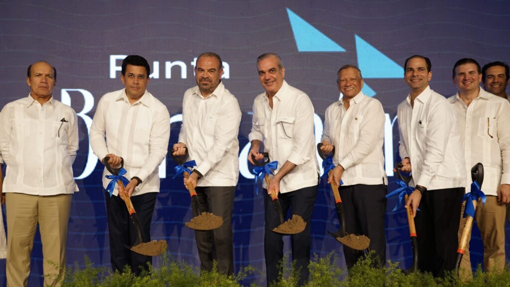 Leonardo Aguilera acompana al presidente Luis Abinar al primer picaso de Punta Bergantin Primeros 100 días de Leonardo Aguilera en Banreservas muestran fuerte impulso a sectores productivos