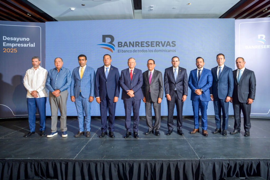 Leonardo Aguilera junto a ejecutivos en el Desayuno Empresarial 1 Primeros 100 días de Leonardo Aguilera en Banreservas muestran fuerte impulso a sectores productivos