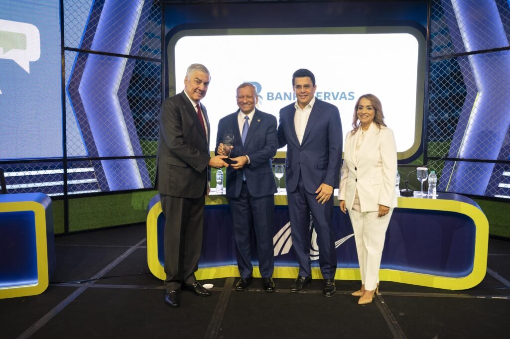 Leonardo Aguilera recibe un reconocimiento de parte de Asonahores Primeros 100 días de Leonardo Aguilera en Banreservas muestran fuerte impulso a sectores productivos