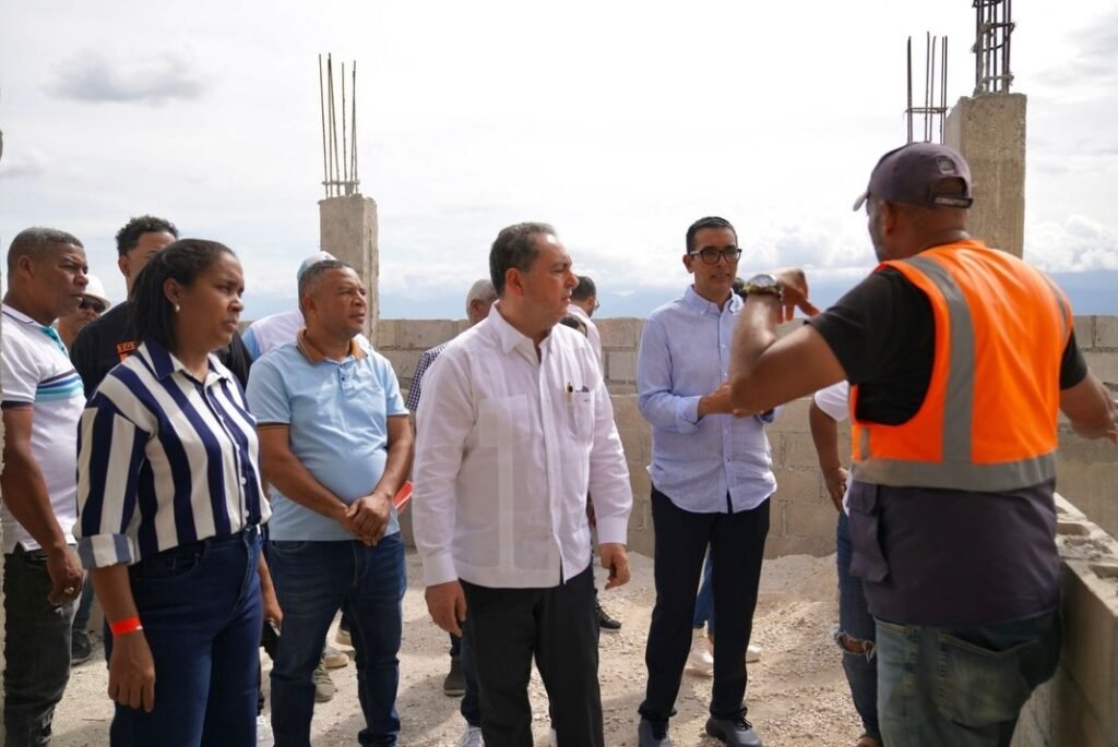 Mario Lama 7 Mario Lama supervisa construcción del nuevo hospital de Villa Jaragua