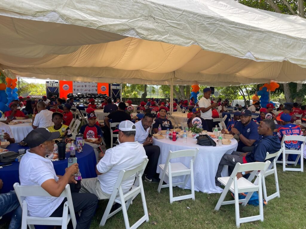 Mets donan equipos deportivos a jovenes dominicanos 1 Mets donan equipos deportivos a jóvenes dominicanos con apoyo de Juan Soto