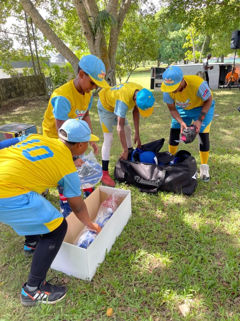 Mets donan equipos deportivos a jovenes dominicanos Mets donan equipos deportivos a jóvenes dominicanos con apoyo de Juan Soto
