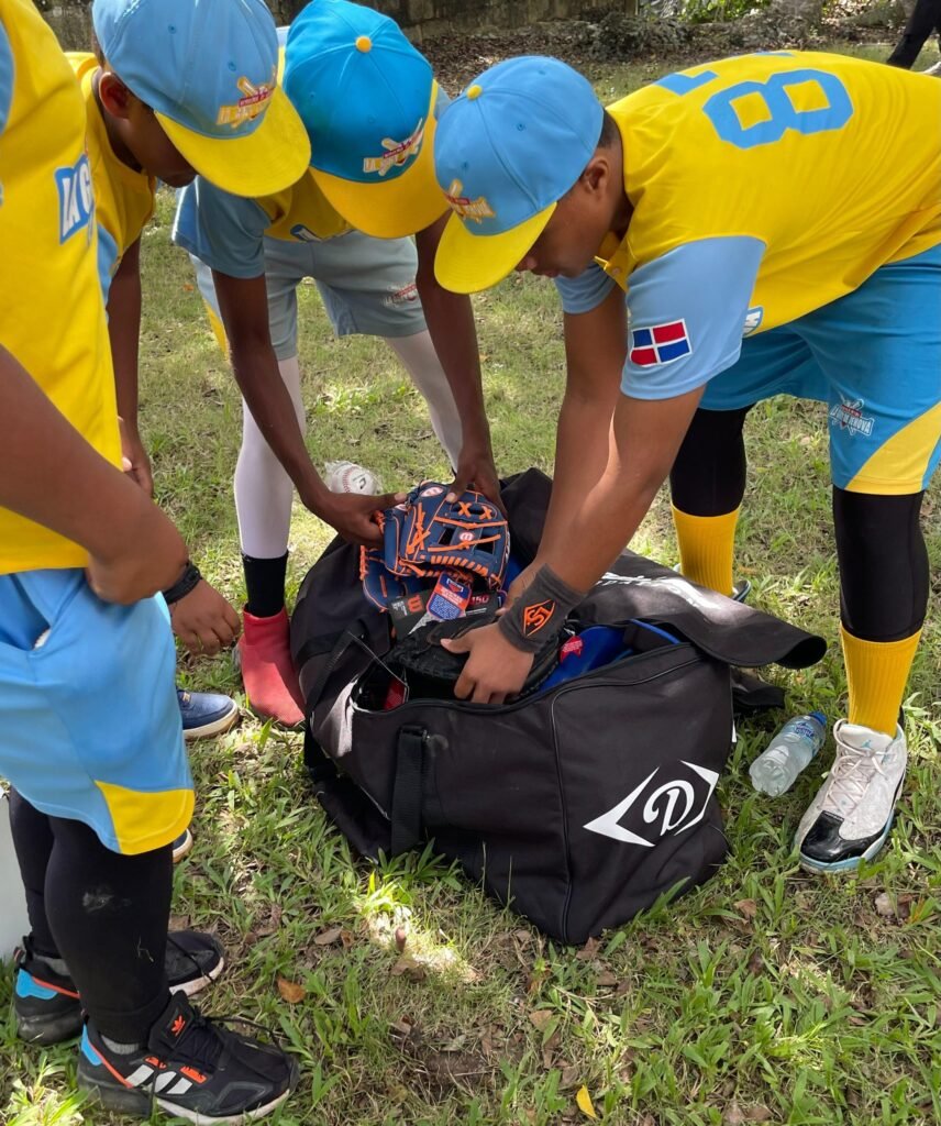 Mets donan equipos deportivos a jovenes dominicanos con apoyo de Juan Soto Mets donan equipos deportivos a jóvenes dominicanos con apoyo de Juan Soto