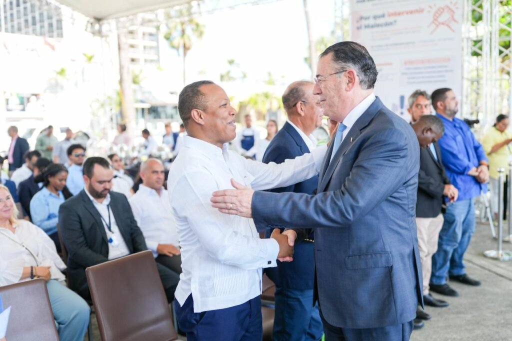 Clúster Turístico reconoce a Milton Morrison por «liderazgo» frente al Intrant 3 Milton Morrison junto a Juan Manuel Martin DOliva Clúster Turístico reconoce a Milton Morrison por «liderazgo» frente al Intrant