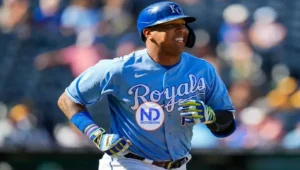 Salvador Pérez acuerda contrato de dos años con los Reales