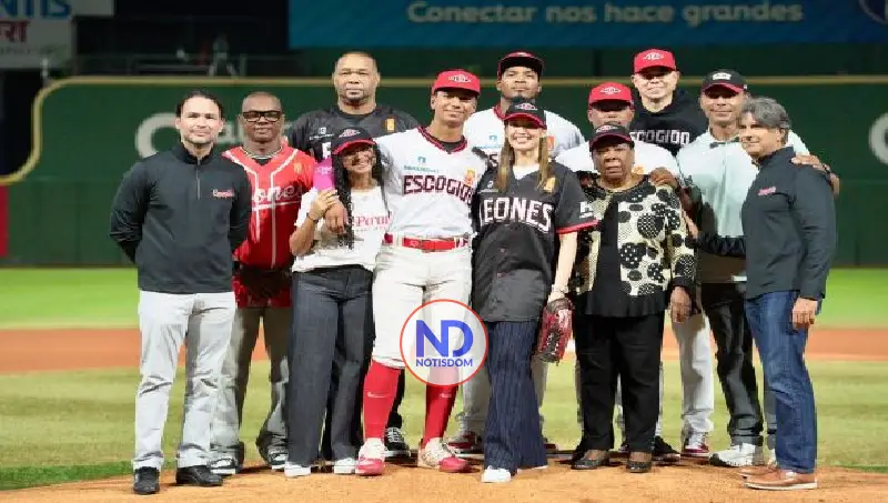 Leones del Escogido rinden homenaje a Octavio Dotel 2 Leones del Escogido rinden homenaje a Octavio Dotel