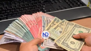 Dólar sigue en picada; bajó 36 centavos y era vendido $63.75