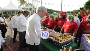 Abinader anuncia 15 millones de almuerzos y cenas navideñas