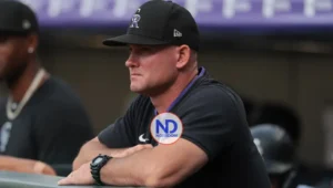Warren Schaeffer continuará como dirigente de los Rockies