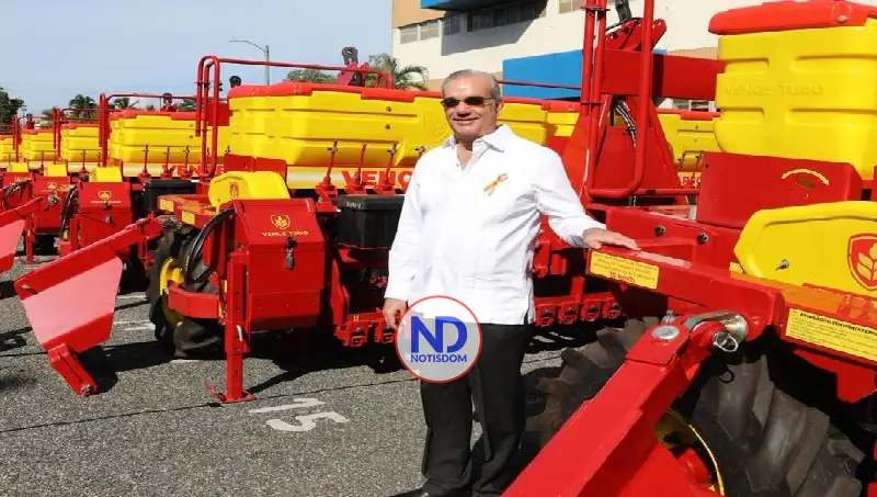 Presidente Abinader entrega maquinarias para reducir mano obra extranjera