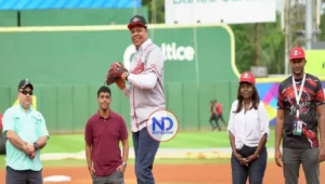 Eddy Alcántara lanza la primera bola en partido entre Leones del Escogido y Estrellas Orientales