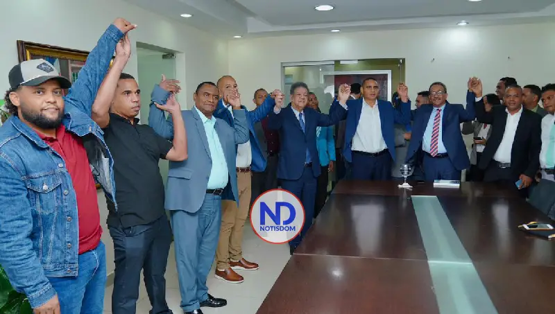 Leonel Fernández juramenta a Bernardo Arroyo y refuerza filas de la Fuerza del Pueblo 3 NOTISDOM FOTOS PF2025 2025 11 06T145543.813 Leonel Fernández juramenta a Bernardo Arroyo y refuerza filas de la Fuerza del Pueblo