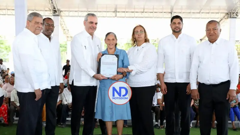 Abinader entrega 1,445 títulos en San Cristóbal y afirma que la titulación es “justicia social y económica” 3 NOTISDOM FOTOS PF2025 2025 11 06T191606.220 Abinader entrega 1,445 títulos en San Cristóbal y afirma que la titulación es “justicia social y económica”