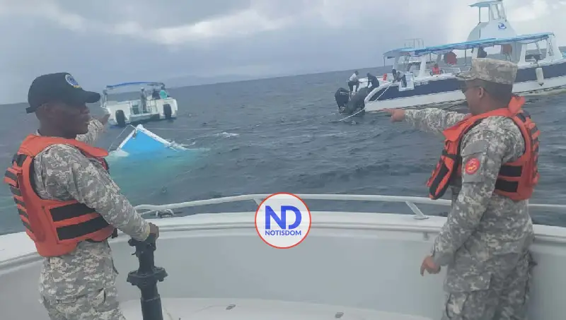 NOTISDOM FOTOS PF2025 2025 11 09T180643.231 Se hunde embarcación llena de turistas en la Bahía de Samaná