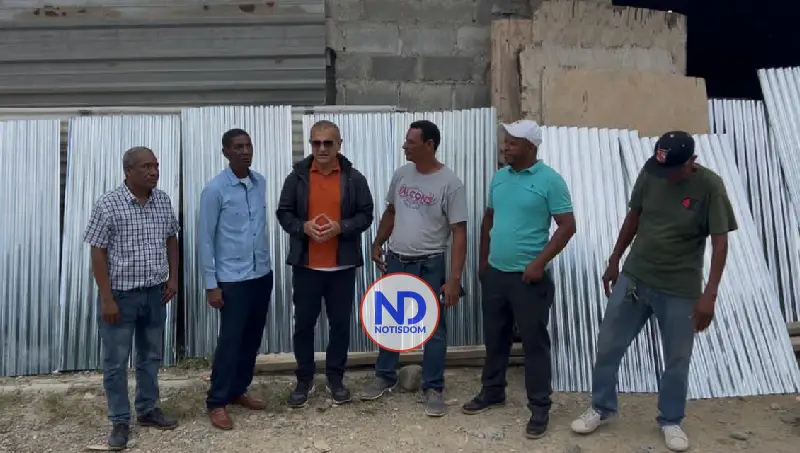 Carlos Gabriel intensifica jornada solidaria y entrega 5 mil planchas de zinc en Los Alcarrizos