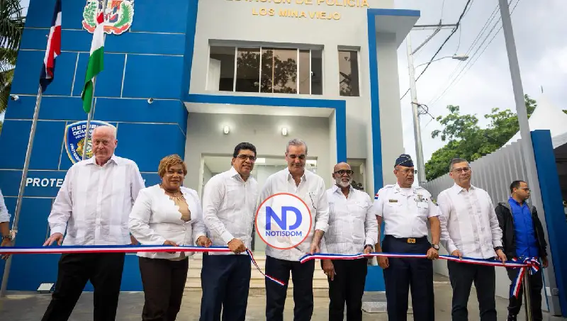 NOTISDOM FOTOS PF2025 2025 11 15T204733.206 Abinader entrega nuevo Polideportivo Isabelita y deja inaugurada Estación Policial Los Mina Viejo