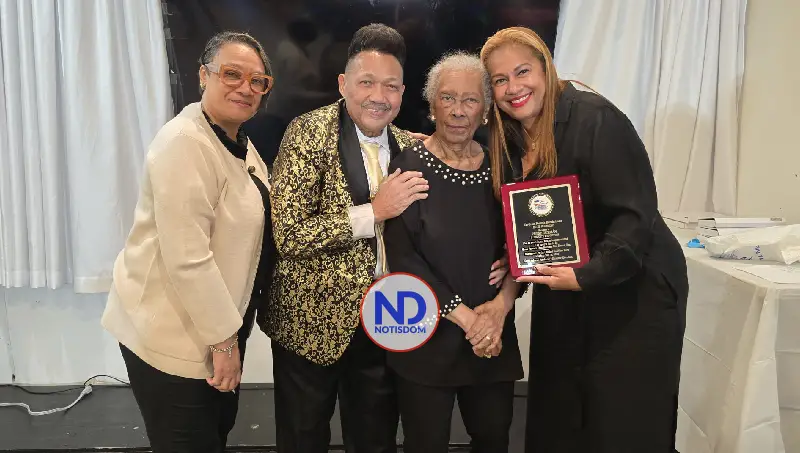 NOTISDOM FOTOS PF2025 2025 11 19T195226.689 Peggy Guzmán recibe reconocimiento de la Gran Parada Dominicana de El Bronx por su labor deportiva