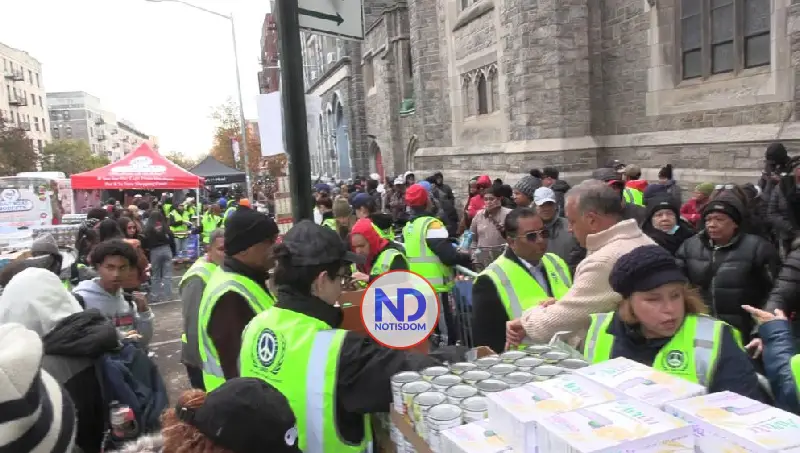 NOTISDOM FOTOS PF2025 2025 11 24T214726.600 Ser Latino se une a Rubén Luna en la novena entrega de pavos y canastas por Acción de Gracias en NY