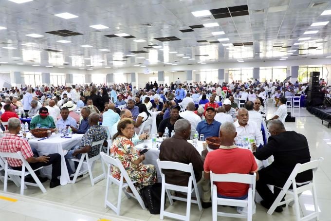 Ministerio de Defensa entregará este martes sueldos a retirados 3 Pensionados presentes a la actividad Ministerio de Defensa entregará este martes sueldos a retirados