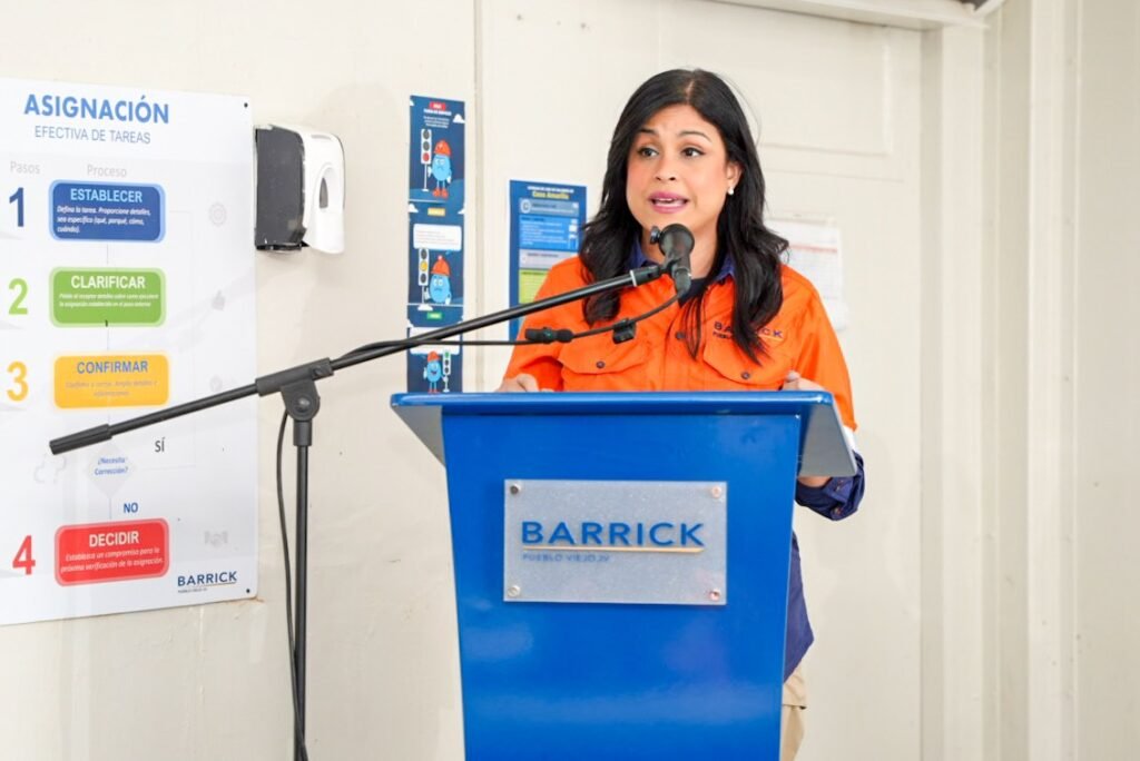Barrick Pueblo Viejo impulsa el talento joven con la quinta entrega de «Crédito-Beca» 3 Presidenta Barrick Pueblo Viejo 1 1 Barrick Pueblo Viejo impulsa el talento joven con la quinta entrega de «Crédito-Beca»