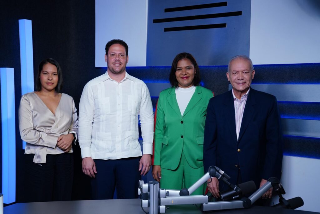 Carlos Bonilla asegura déficit habitacional en RD asciende a 1.4 millones de viviendas 4 Yarit Ortiz Carlos Bonilla Adelaida Martinez y Rafael Nunez Carlos Bonilla asegura déficit habitacional en RD asciende a 1.4 millones de viviendas