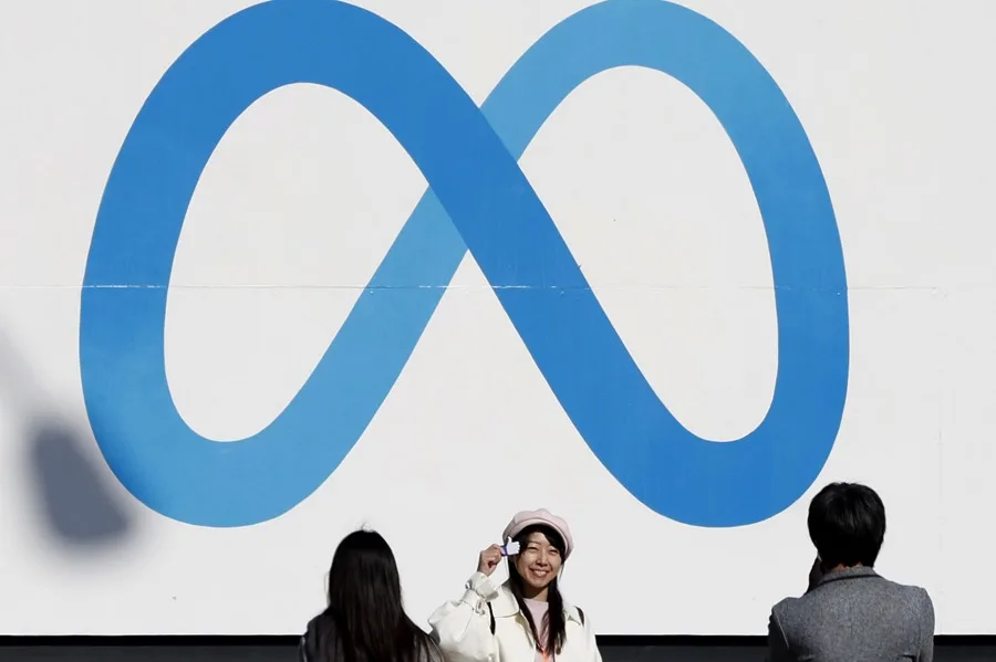 persona frente al antiguo icono de Facebook Meta estudia adquirir chips de IA de Google, según informe