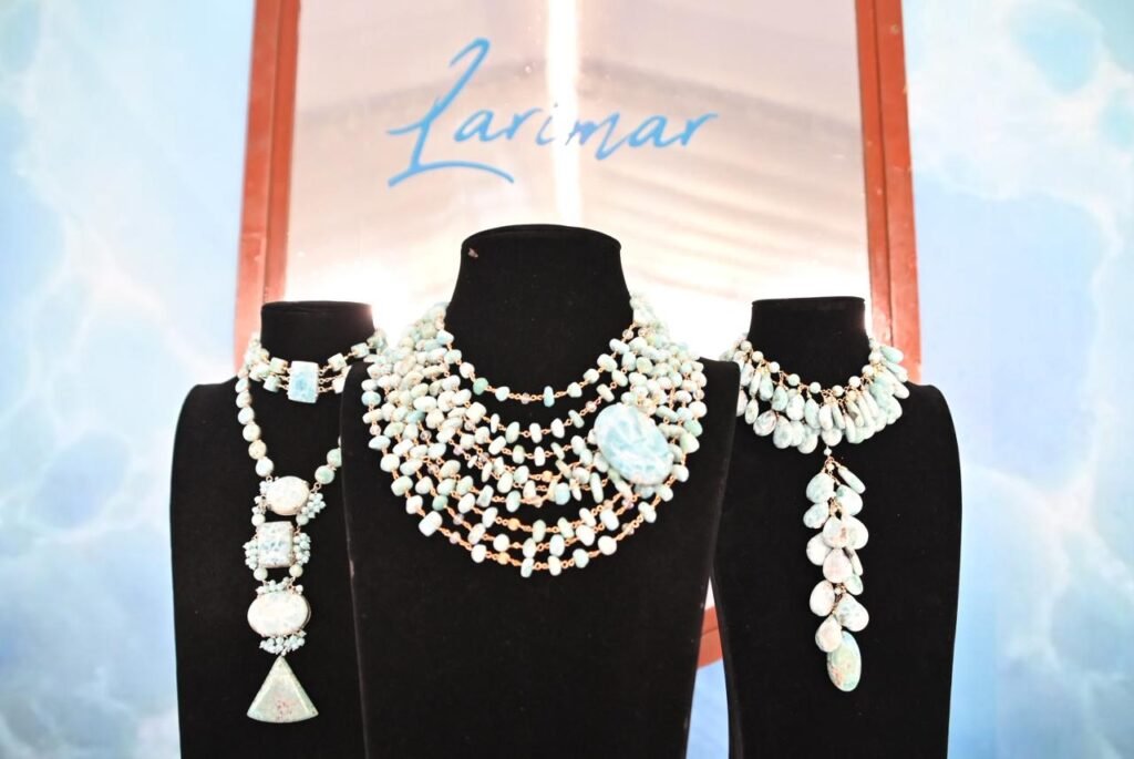 piedra del larimar Destacan exportación de 291,340 libras de larimar este año; celebran su Día Nacional