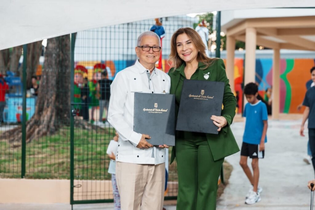 Carolina Mejia 4 Carolina Mejía entrega el parque Villa Diana, una petición comunitaria de más de 20 años