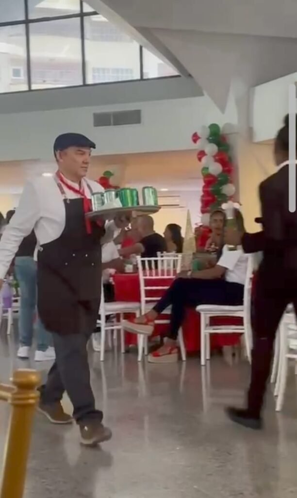 Club Deportivo Naco 2 Directivos del Club Naco se visten de camareros para agasajar a sus colaboradores