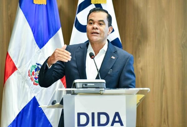 Elias Baez 2 Mies de usuarios afectados por incumplimiento de farmacias