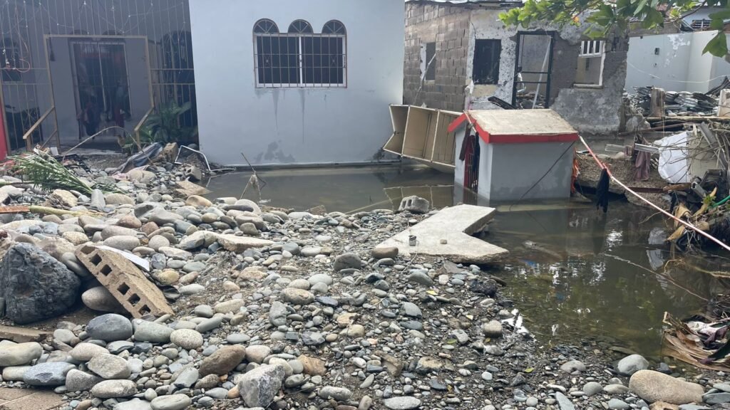 Explosion en tuberia 1 Explosión en tubería de Coraasan causa daños a cuatro viviendas en comunidad de Sabana Iglesia