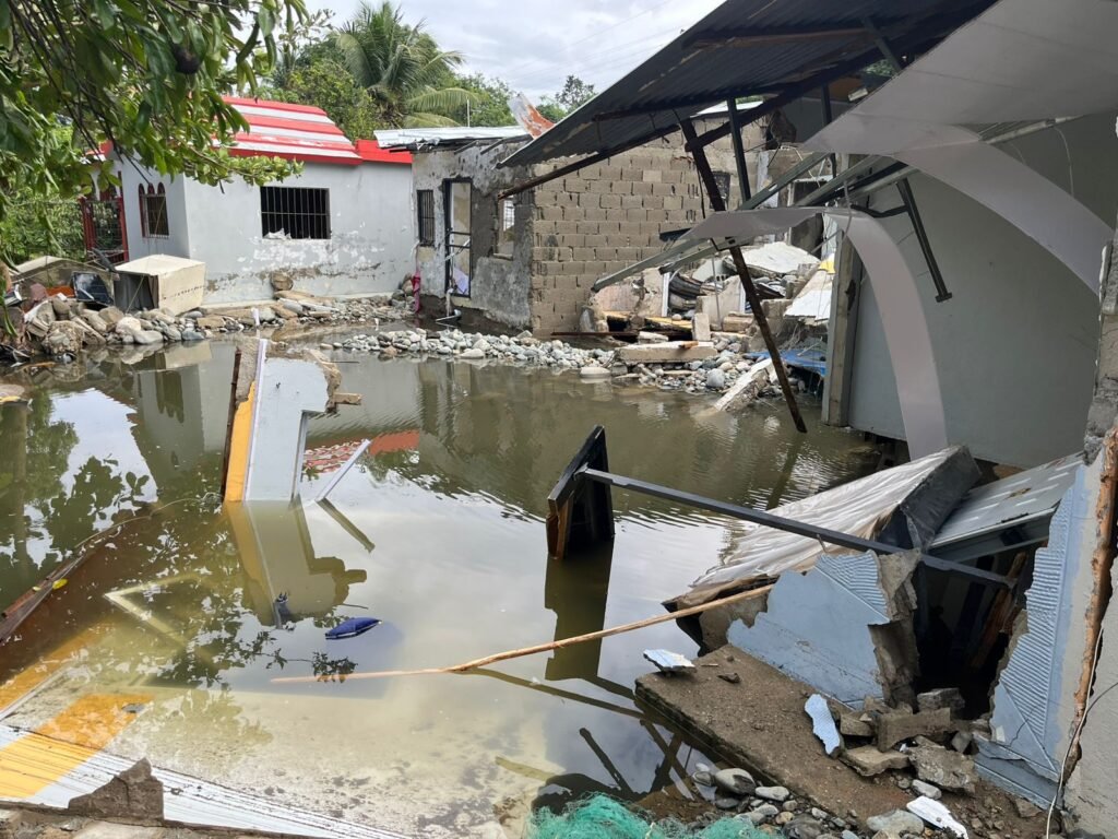 Explosion en tuberia 3 Explosión en tubería de Coraasan causa daños a cuatro viviendas en comunidad de Sabana Iglesia