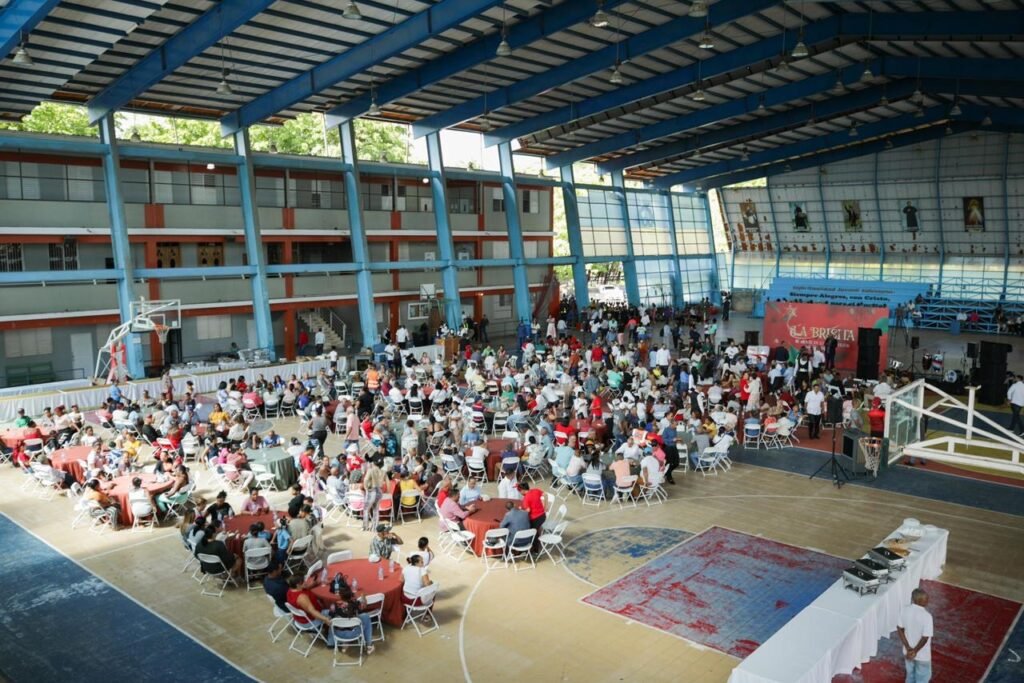 Gobierno lleva la Brisita Navidena a comunitarios de La Vega y Duarte 1 Gobierno lleva la Brisita Navideña a comunitarios de La Vega y Duarte