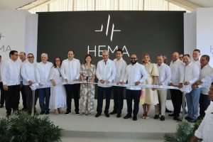 Hospital Especializado de Medicina Avanzada HEMA Presidente entrega viviendas, escuela y hospital en Santiago
