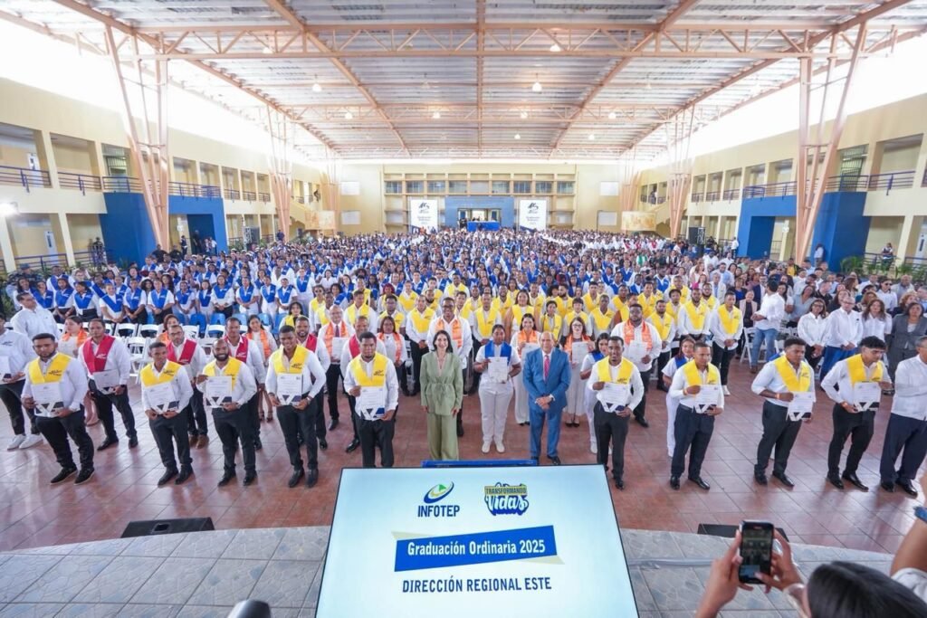 INFOTEP GRADUACION 3 Raquel Arbaje encabeza graduación de 1,177 nuevos técnicos del Infotep en la región Este