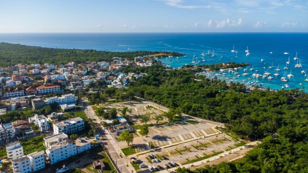 Inauguracion de nuevo estacionamiento David Collado inaugura estacionamiento para más de 270 vehículos de motor en Bayahíbe