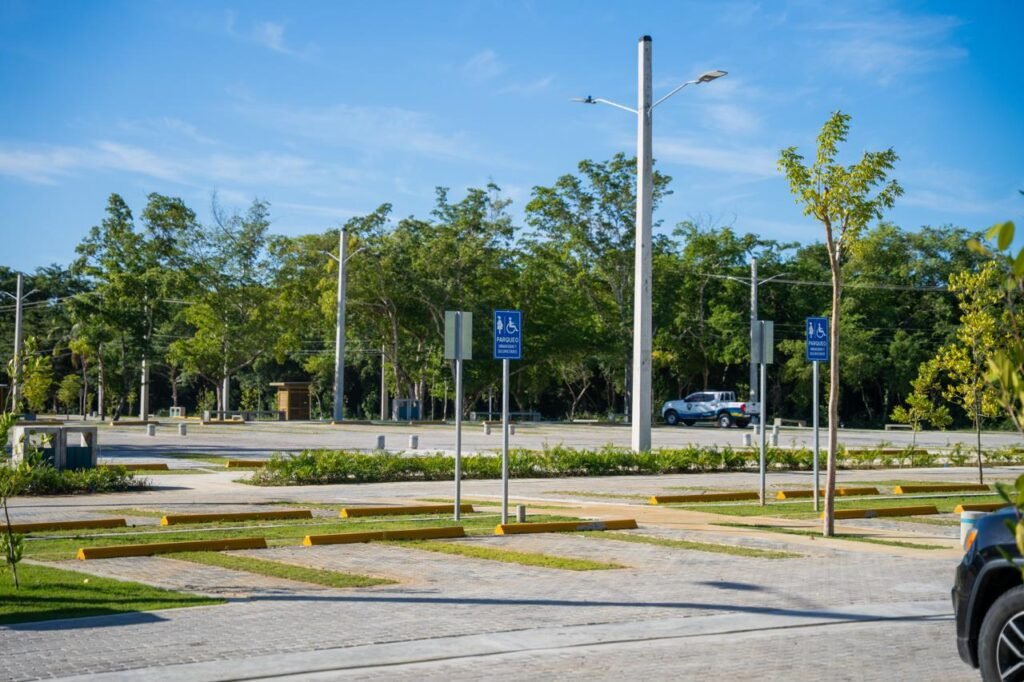 Inauguracion de nuevo estacionamiento 2 David Collado inaugura estacionamiento para más de 270 vehículos de motor en Bayahíbe