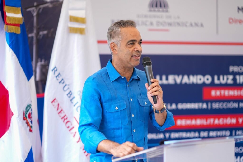 Gobierno entrega proyectos de electrificación en El Seibo y Monte Plata; Inversión supera los RD$37 millones 4 Joel Santos 10 Gobierno entrega proyectos de electrificación en El Seibo y Monte Plata; Inversión supera los RD$37 millones