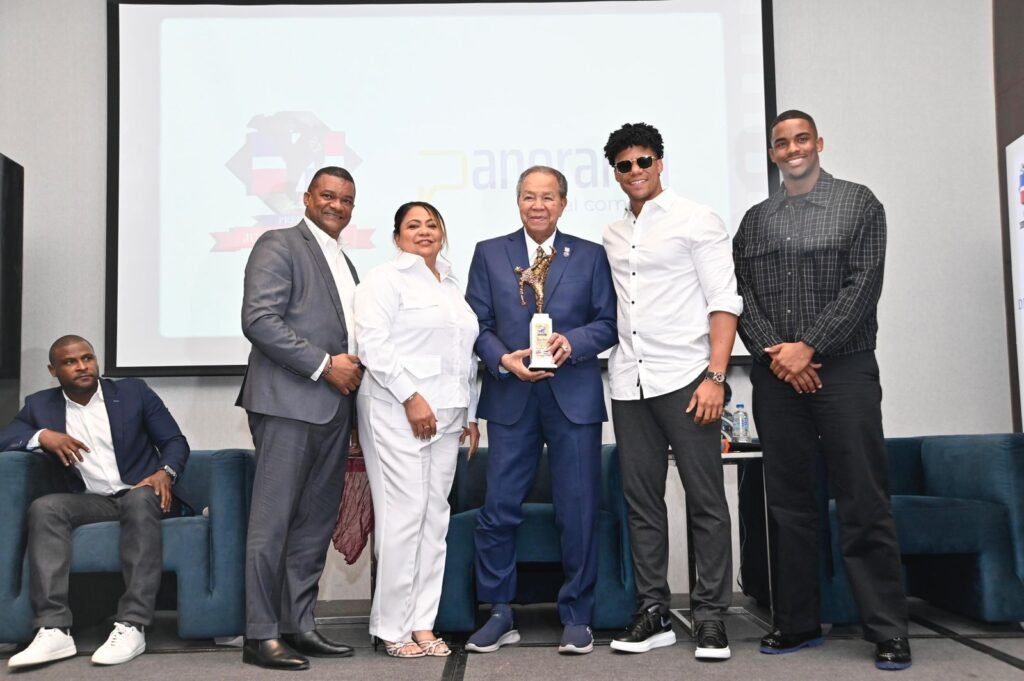 Juan Soto su familia y Juan Marichal Marichal destaca a Soto como ejemplo de juventud tras ganar por segunda vez el premio “Juan Marichal”