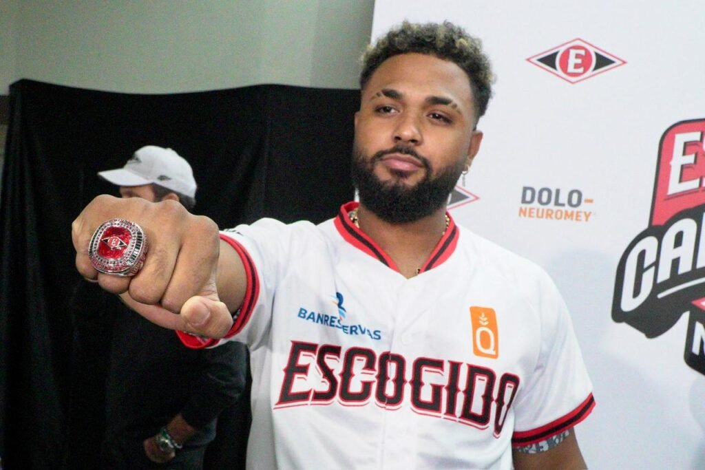 Junior Caminero con su anillo Escogido entrega anillos de campeones