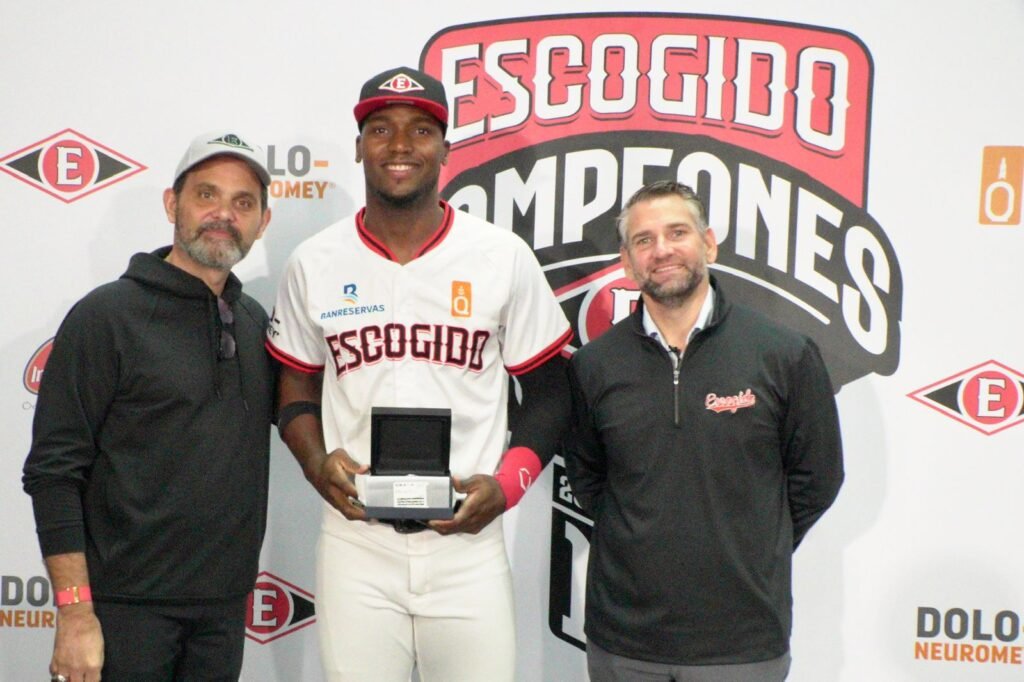 Junior Lake. Jose Miguel Bonetti y Eduardo Najri Escogido entrega anillos de campeones