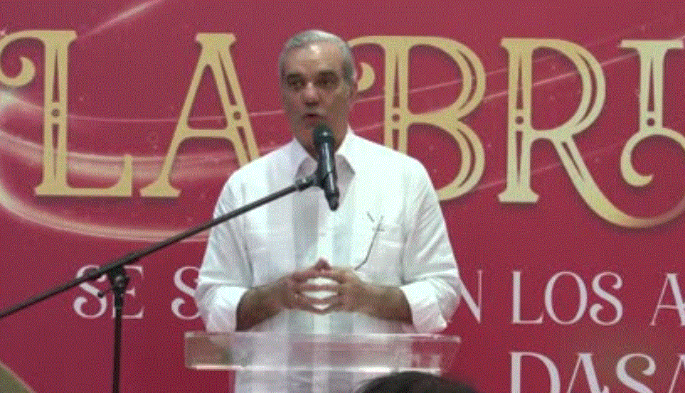 LUIS ABINADER 38 Abinader comparte almuerzos navideños con comunitarios en San Carlos y Villa Duarte