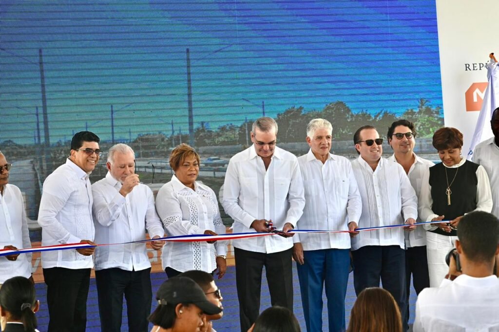 LUIS ABINADER 45 Gobierno inaugura tramo III de la Avenida Ecológica en SDE para mejorar movilidad y fortalecer el comercio