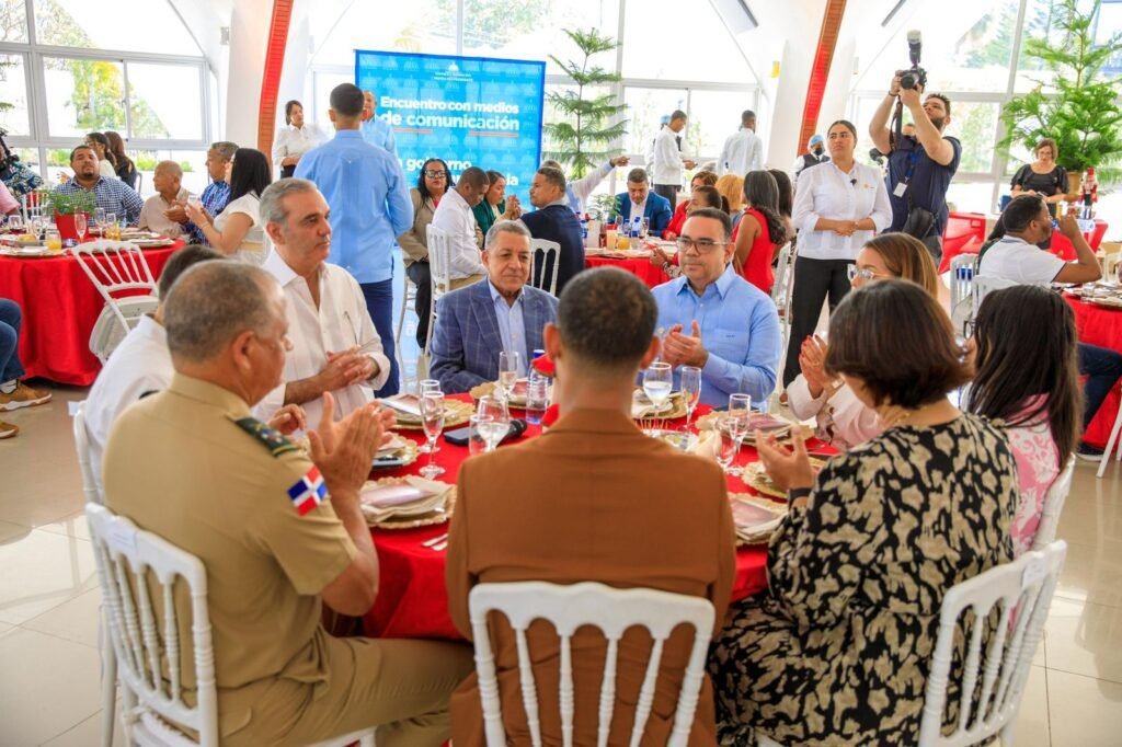 LUIS ABINADER Y PERIODISTAS DEL PALACIO NACIONAL 1 Presidente Abinader resalta trabajo de periodistas que cubren la fuente del Palacio Nacional