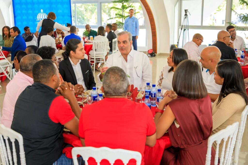 LUIS ABINADER Y PERIODISTAS DEL PALACIO NACIONAL Presidente Abinader resalta trabajo de periodistas que cubren la fuente del Palacio Nacional