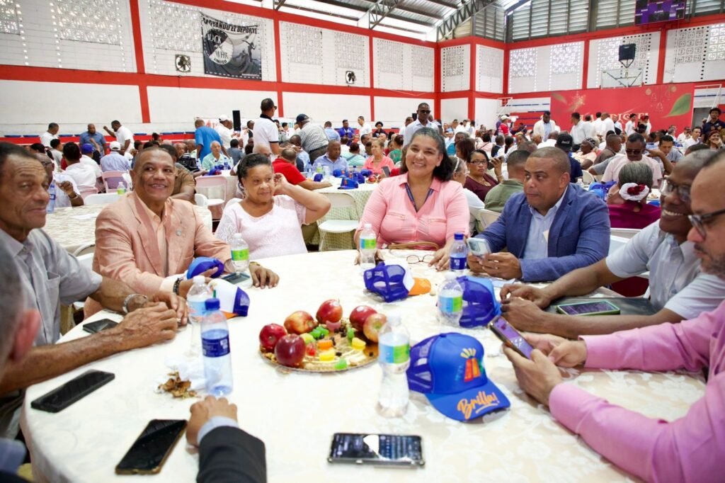 Luis Abinader en san Carlos y Villa Duarte Abinader comparte almuerzos navideños con comunitarios en San Carlos y Villa Duarte