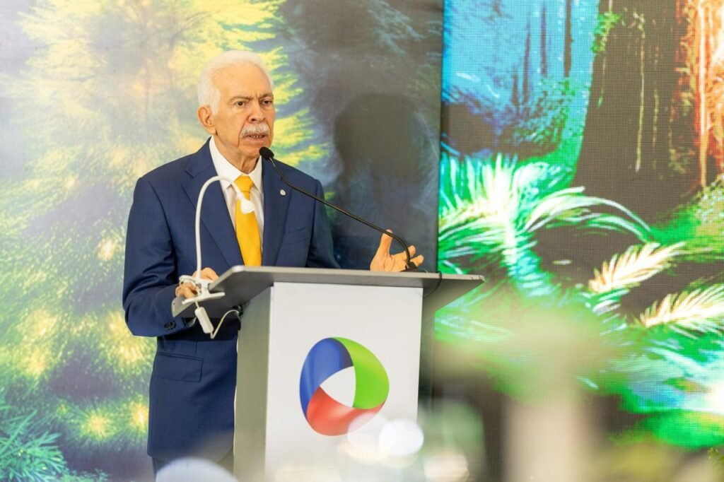 Luis Molina Achecar Banco BHD presenta crecimiento de 12.5% en depósitos y 11.9% en cartera durante almuerzo navideño